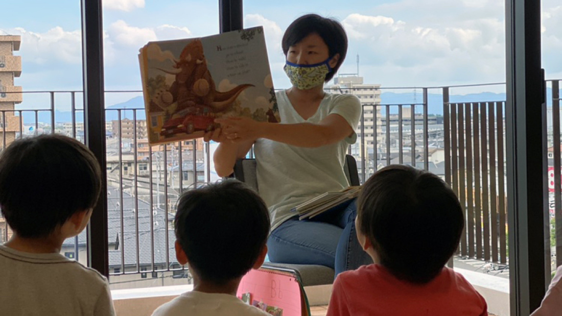 Mari Sawa reading to children